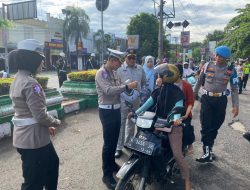 Aksi Humanis Satlantas Pati: Edukasi Keselamatan, Helm Gratis, hingga Bantu Istri Nelayan Korban Ekor Ikan Pari