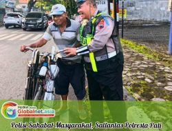 Polisi Sahabat Masyarakat, Satlantas Polresta Pati Bantu Seberangkan Orang yang Penglihatannya Kurang