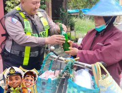 Tidak Canggung, Satlantas Polresta Pati Membeli Dagangan Pedagang Keliling dan Dibagikan
