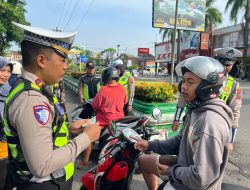 Satlantas Polresta Pati Bagi Souvenir & Tebar Edukasi di Jalan Kol. Sunandar, Pengendara Kaget Dapat Hadiah
