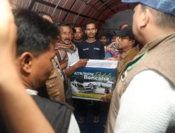 Menteri Nusron Salurkan Bantuan dan Dengar Jeritan Warga yang Kehilangan Keluarga di Kabupaten Agam