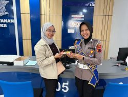 Tingkatkan Pelayanan Prima, Satlantas Pati UR BPKB Prototype Berikan Souvenir Ke Pemohon