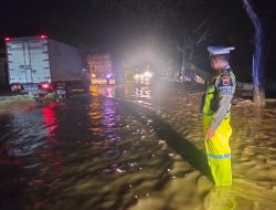 Hujan Deras Picu Sungai Gandam Meluap, Jalan Pantura Ketitang Wetan Tergenang — Kapolsek Batangan: “Kami Terus Pantau, Situasi Masih Aman Terkendali