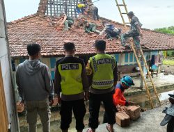 Angin Puting Beliung Terjang Desa Gebang, Polisi Sigap Bantu Warga Terdampak