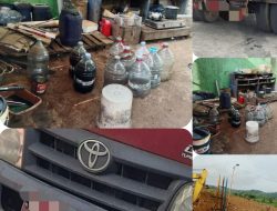 Tidak Orang Saja Yang Suka Kencing, Diduga Mobil Berplat Merah Kencingi Galon Le Mineral Untuk Alat Berat Excavator