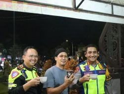Cara Unik Polisi Hangatkan Pengamanan Malam Tahun Baru 2026, Bagikan Ribuan Kopi Gratis ke Masyarakat Jepara