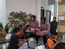 Jaringan Eror saat Pelayanan, Anggota Satlantas Bagikan Snack Kepada Pemohon Satpas Pati