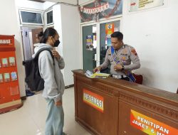 Bentuk Apresiasi Kepada Wajib Pajak Yang Taat, Anggota Satlantas Polresta Pati Berbagi Di Lingkungan Samsat