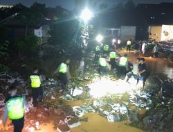 Polisi Sigap Tangani Tanggul Sungai Jebol di Margoyoso, Ratusan Rumah Warga Terendam