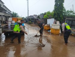 Luapan Sungai Silugonggo Terjang Tayu, Polsek Tayu Turun Tangan Pimpin Bersih-Bersih Pascabanjir