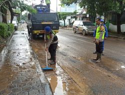 Banjir di Kota Pati, Satpolairud Polresta Pati Turun Bersihkan Lumpur Jalan KH Ahmad Dahlan