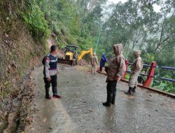 Pasca Longsor, Polsek Tlogowungu Bersama Warga Buka Akses Jalan ke Dukuh Pulingan