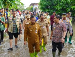Bupati Sudewo Dampingi Gubernur Jawa Tengah Tinjau Banjir di Desa Banjarsari Kecamatan Gabus
