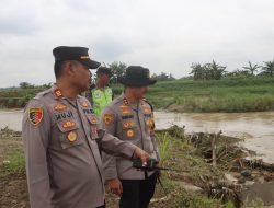 Tanggul Sungai Cabean Jebol, Ratusan Personel Polres Demak Dikerahkan Evakuasi Warga