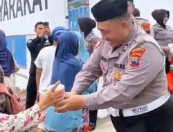 Satlantas Polresta Pati Bagikan Takjil, Anggota Ur BPKB Ikut Serta