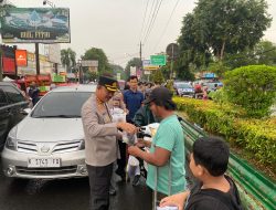 Jelang Buka Puasa, Kapolresta Pati Turun ke Jalan Bagi Takjil Untuk Warga