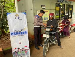 Pendekatan Humanis, Anggoata Satlantas Pati Hadir Dalam Pelayanan Samsat Drive Thru
