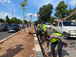 Usai Sidang Putusan, Personel Polresta Pati Bersihkan Area Pengadilan Negeri