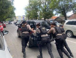Mobil Mogok di Depan Swalayan ADA Pati, Polisi Sigap Berikan Pertolongan