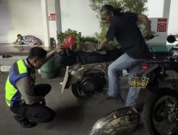 Vespa Kehabisan Bensin di Jalur Mudik, Aksi Humanis Polantas Pati: Ditolong hingga Diajak Makan Bareng
