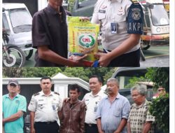 Lapas Kelas IIB Pasir Pengarayan Salurkan Bansos Kepada Tukang Becak di Sekitar Lapas