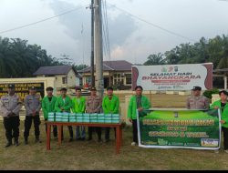 Raih Berkah Ramadhan, Polres Rohul dan Mahasiswa Tebar Kepedulian dengan Membagikan Sembako dan Takjil