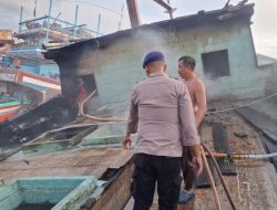 Kapal Kasko Terbakar di Dermaga PT Kelola Karya Makmur Juwana, Satpolairud Bergerak Cepat Padamkan Api