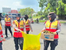 Usai Amankan Aksi, Polisi di Pati Tunjukkan Kepedulian dengan Bersih-Bersih Lokasi