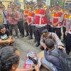Sentuhan Humanis Polisi di Tengah Aksi, Personel Polresta Pati Dampingi Peserta yang Kelelahan