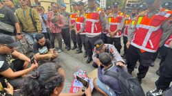 Sentuhan Humanis Polisi di Tengah Aksi, Personel Polresta Pati Dampingi Peserta yang Kelelahan