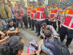 Sentuhan Humanis Polisi di Tengah Aksi, Personel Polresta Pati Dampingi Peserta yang Kelelahan