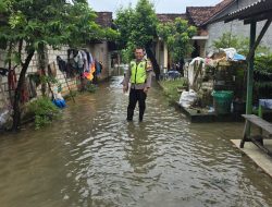 Hujan Deras di Batangan Sebabkan Permukiman dan Persawahan Tergenang, Polsek Lakukan Monitoring