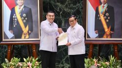 DKI Jakarta HUT ke-499, Wamen Ossy Serahkan 499 Sertipikat ke Gubernur Pramono Anung