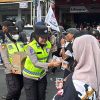 Polwan Polresta Pati Bagikan Air Minum untuk Pendemo, Sentuhan Humanis di Tengah Aksi Damai