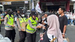 Polwan Polresta Pati Bagikan Air Minum untuk Pendemo, Sentuhan Humanis di Tengah Aksi Damai