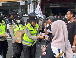 Polwan Polresta Pati Bagikan Air Minum untuk Pendemo, Sentuhan Humanis di Tengah Aksi Damai