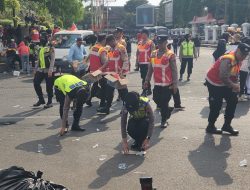 Usai Aksi Damai, Personel Pelayanan Polresta Pati Bersihkan Lokasi