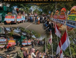 Sidang Putusan Bupati Pati Non Aktif Sudewo, Ratusan Karangan Bunga Dukungan Bebas Terjejer