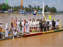 Pawai Perahu Hias MTQ Riau ke – 44 di Kabupaten Kuantan Singingi, Replika Masjid Agung Islamic Center Rokan Hulu Tuai Decak Kagum