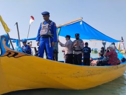 Sedekah Laut Pecangaan Berlangsung Khidmat, Polresta Pati Kawal Larung Sesaji 70 Perahu Nelayan