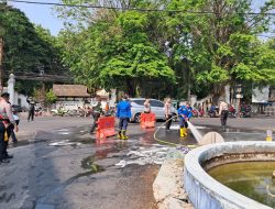 Polisi Pati Satset Bersihkan Tumpahan Minyak Goreng di Jalan Depan Bank Jateng, Informasi Masyarakat melalui 110