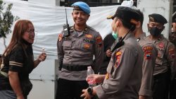 Humanis di Tengah Aksi Hari Ke-2 AMPB, Polisi Tetap Tersenyum Ramah Layani Peserta Penyampaian Pendapat