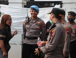 Humanis di Tengah Aksi Hari Ke-2 AMPB, Polisi Tetap Tersenyum Ramah Layani Peserta Penyampaian Pendapat