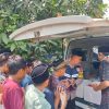 Usai Salat Jumat, Bhabinkamtibmas Polresta Pati Bagikan Berkah untuk Warga Desa Tompomulyo