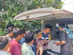 Usai Salat Jumat, Bhabinkamtibmas Polresta Pati Bagikan Berkah untuk Warga Desa Tompomulyo