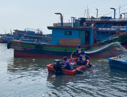 Polresta Pati Latih Relawan SAR Arnavat Operasikan Damkar Portable untuk Antisipasi Kebakaran Kapal
