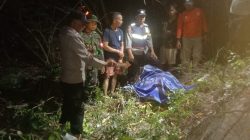 POLSEK SUKOLILO BERSAMA WARGA DAN PIHAK MEDIS, EVAKUASI KORBAN JATUH DI TEBING WISATA TADAH HUJAN