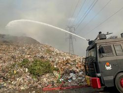 Respons Cepat Brimob Polda Jateng, Api di Sekitar Tower Listrik TPA Putri Cempo Berhasil Dijinakkan