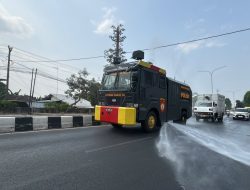 Polisi Pati Siram Jalan Pati-Kudus untuk Kurangi Debu dan Polusi Udara Saat Kemarau