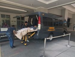 Ambulans Gratis Polresta Pati Antar Pasien Lansia Patah Tulang dari Pati ke RS Kariadi Semarang